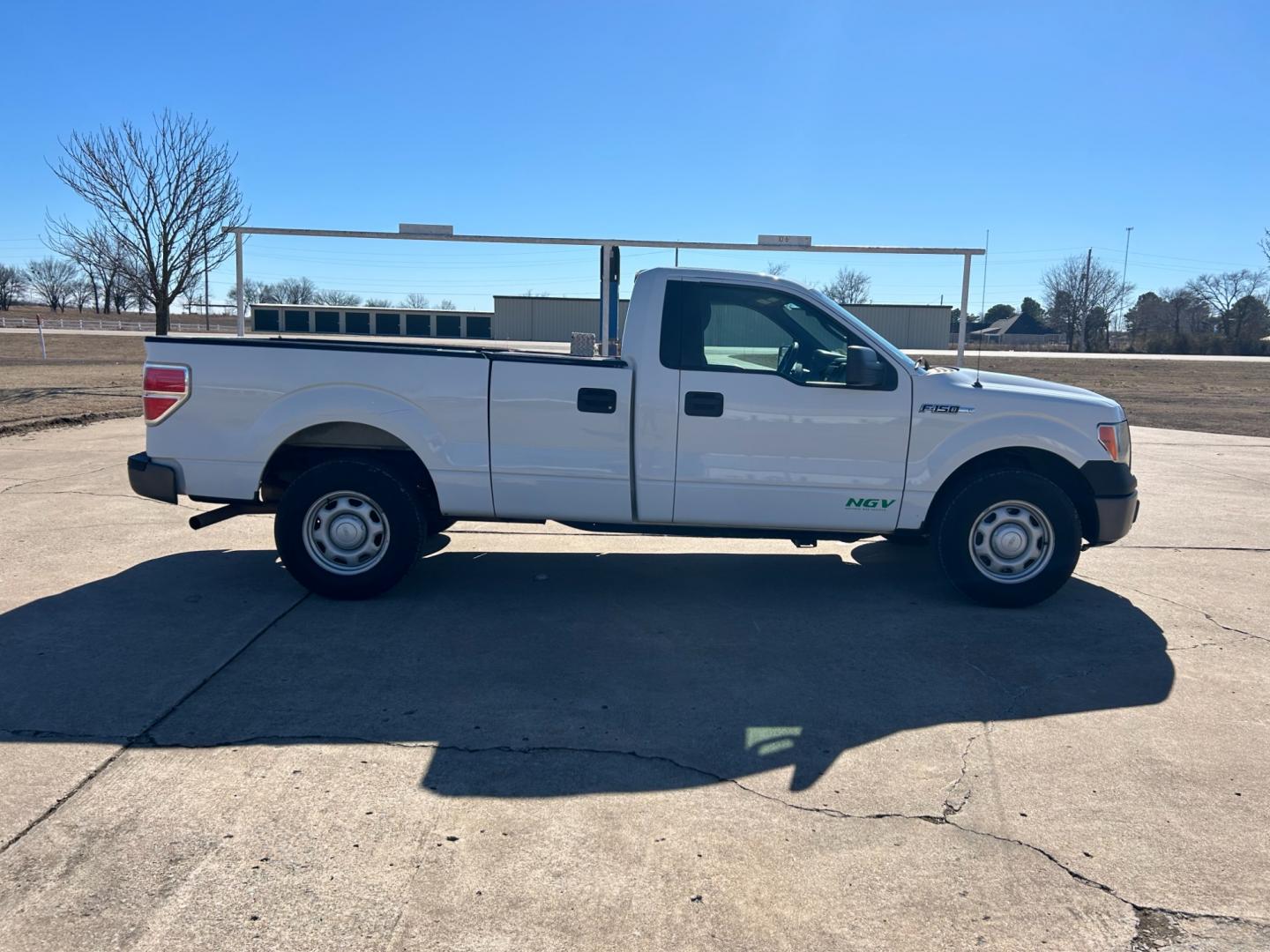 2011 White /Gray Ford F-150 STX 6.5-ft. Bed 2WD (1FTPF1CF1BK) with an 5.0L V8 OHV 16V engine, 4-Speed Automatic transmission, located at 17760 Hwy 62, Morris, OK, 74445, (918) 733-4887, 35.609104, -95.877060 - 2011 FORD F-150 HAS THE 5.0L V8 AND IS RWD. FEATURES POWER LOCKS, POWER WINDOWS, POWER MIRRORS, AM/FM STEREO, SIRIUS STEREO CD PLAYER, AUXILLARY PORT, BED LINER, CRUISE CONTROL, TRACTION CONTROL, MULTI-FUNCTION STEERING CONTROL. A PREMIER ALTERNATIVE FUEL CONVERSION THAT IS EPA-APPROVED. EXTREMELY C - Photo#3